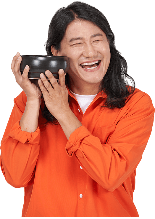 뚝배기를 들고 웃는 모델 사진