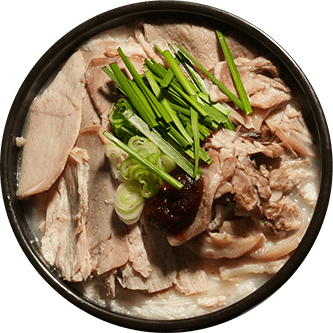 수육이 올라간 맑은 돼지국밥