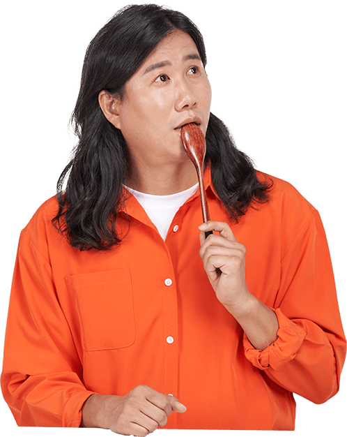 숟가락을 문 남성 모델